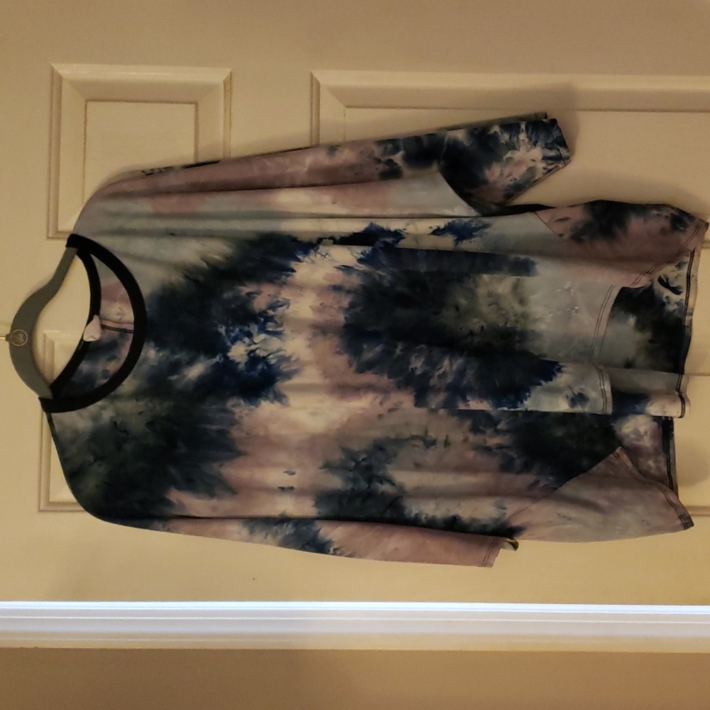 Womens cy boutique top.